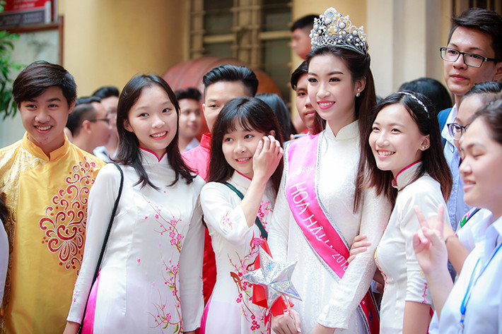 Khá đông các em học sinh vây lấy Hoa hậu Đỗ Mỹ Linh để chụp hình kỷ niệm.
