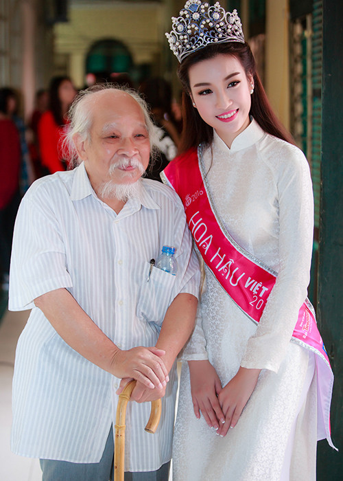 Người đẹp 9x vui mừng vì nhận được nhiều tình cảm của các em học sinh và thầy cô giáo tại trường cũ.