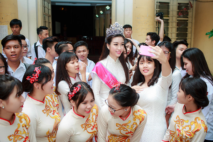 Sự xuất hiện của Đỗ Mỹ Linh đã nhận được sự chú ý của các thầy cô giáo và các em học sinh.