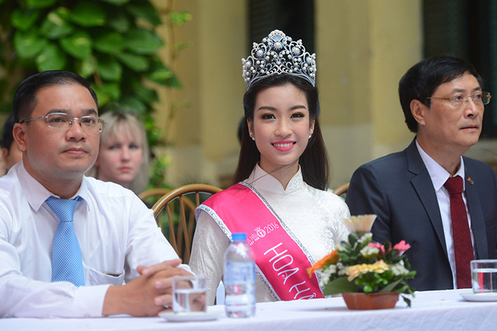 Sáng nay (5/9), Hoa hậu Đỗ Mỹ Linh đã trở về trường cũ của mình là THPT Việt Đức để tham dự lễ khai giảng năm học mới.