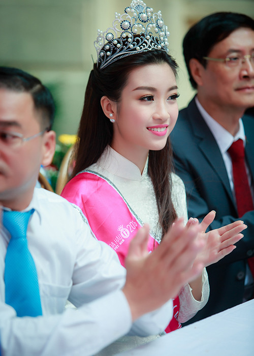 Xuất hiện tại trường THPT Việt Đức, người đẹp sinh năm 1996 diện áo dài trắng và trang điểm nhẹ nhàng.