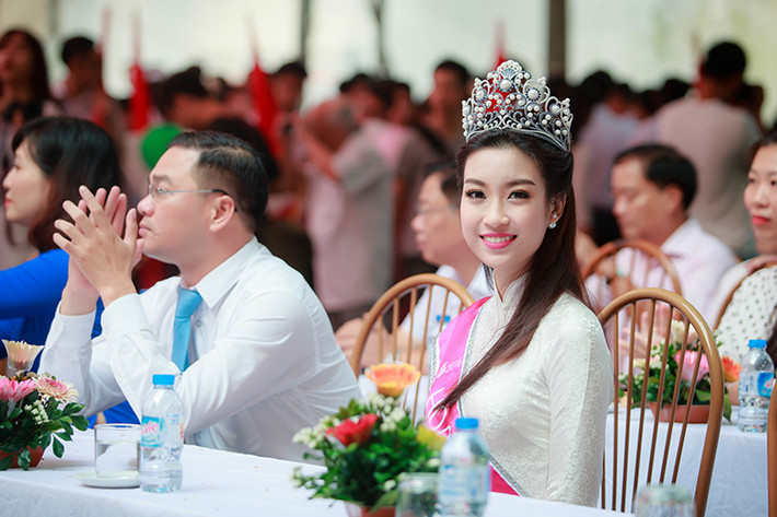 Tân Hoa hậu Việt Nam 2016 Đỗ Mỹ Linh vừa trở về nhà ở Hà Nội sau khoảng thời gian tham gia các hoạt động từ thiện, xã hội cùng ban tổ chức cuộc thi.