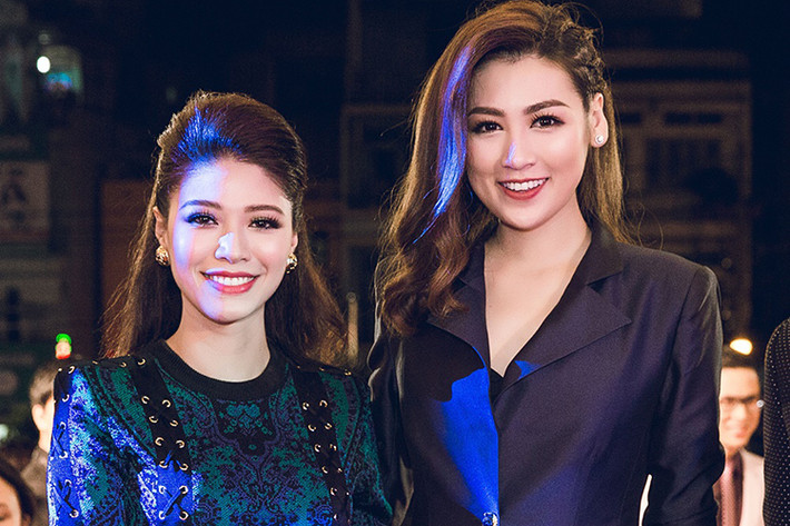 Tối qua (7/9), Á hậu Tú Anh (phải) xuất hiện tại lễ trao giải VTV Awards 2016 cùng với BTV Dương Ngọc Trinh.