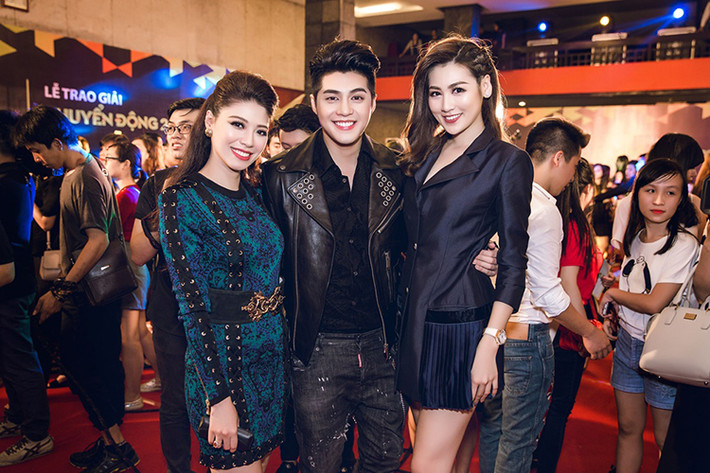 Trên thảm đỏ của VTV Awards 2016, hai cô trò rạng rỡ bên ca sĩ Noo Phước Thịnh.
