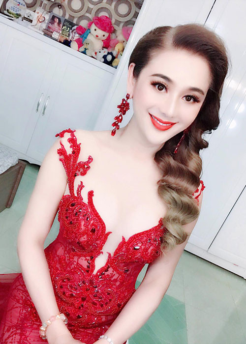 Cùng chuyển giới, Lâm Khánh Chi không tránh khỏi việc bị so sánh với Hương Giang Idol.