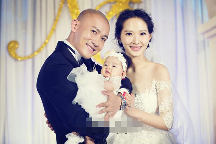 Hình ảnh Nhiếp Viễn bên vợ và con gái trong đám cưới vào tháng 8/2014. Ảnh: Sina