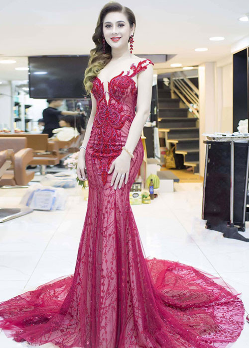 Sau khi chuyển giới, Lâm Khánh Chi được khen ngày càng gợi cảm, nữ tính hơn.