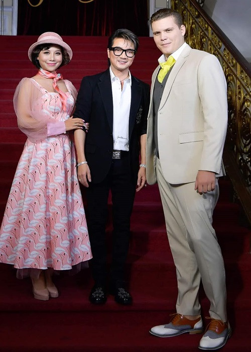 Phượng Vũ trở thành học trò Đàm Vĩnh Hưng khi tham gia cuộc thi Giọng hát Việt 2015. Ở sân chơi này, cô dừng chân ở liveshow 6. Hiện tại, nữ ca sĩ hẹn hò doanh nhân người Pháp Jordan Baumgartner.