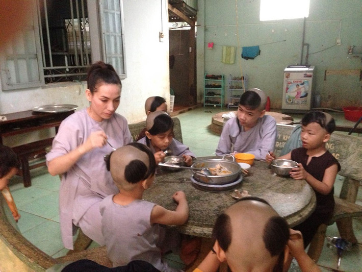 Nhiều năm nay, Phi Nhung sống giản dị. Cô chọn mua những thứ dùng được, giá rẻ và phù hợp với nhu cầu của mình. Chỉ vài lần Phi Nhung diện trang phục hàng hiệu.