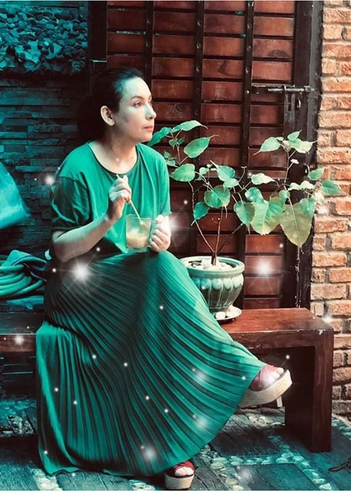 Phi Nhung cho biết, suốt vài chục năm qua, cô đi làm kiếm được rất nhiều tiền nhưng đến giờ vẫn chẳng có đồng nào trong tay bởi cô đầu tư hết tiền vào các con nuôi.