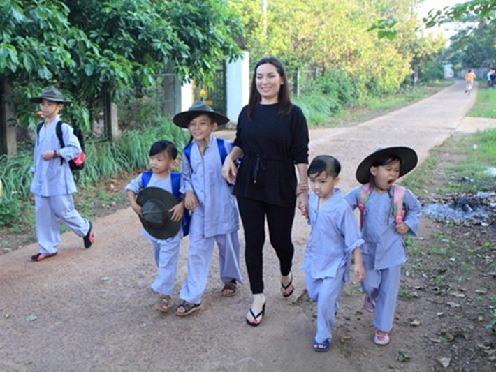 Nữ ca sĩ cho biết, cô không có tài sản để lại. “Trong đầu tôi từ xưa đến giờ chưa từng nghĩ phải để lại tài sản gì cho con tôi. Tôi chỉ để tri thức cho con mình. Hiện tại, tôi đang làm ra tiền, tôi cho các con đi học. Khi các con ra trường, các con tự đi làm kiếm sống, một mình tôi làm cũng không nhiều", Phi Nhung chia sẻ. Ảnh: Khám phá
