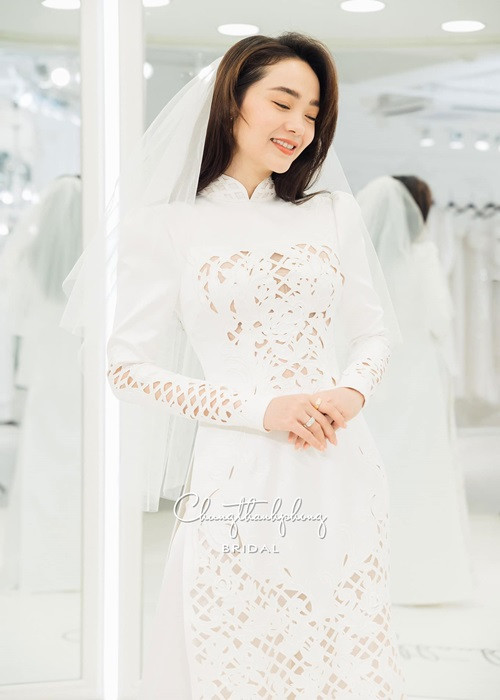 Khi không vượt qua các thử thách, nhà trai phải ăn trái chanh chua. Ảnh: Fanpage Chung Thanh Phong
