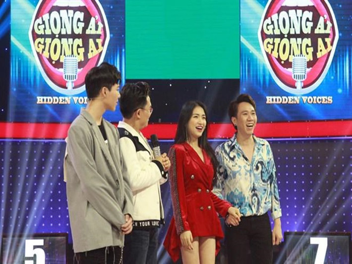 Hòa Minzy từng khen Anh Đức “đẹp trai” trong Giọng ải giọng ai. Vì thế, Trấn Thành liền “gả” bạn thân cho nữ ca sĩ: “Hai đứa đến với nhau luôn đi, anh gả Anh Đức cho”. Ảnh: Khám phá