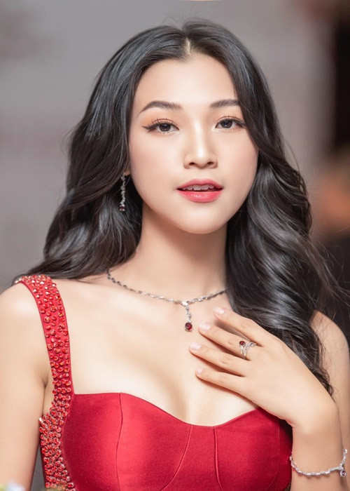 Cụ thể, khi biết Hoàng Oanh vẫn chọn “gu Tây” sau khi ly hôn chồng ngoại quốc, Trấn Thành thắc mắc: "Em vẫn chưa thoát khỏi mấy cái gu thuộc về anh văn này kia hả?". Sau đó, ông xã của Hari Won nhanh chóng giới thiệu bạn thân: “Anh Đức học tiếng Anh cũng giỏi lắm”. Trước lời “mai mối” của Trấn Thành, Hoàng Oanh lập tức từ chối: “Dạ thôi anh”. Ảnh: FBNV