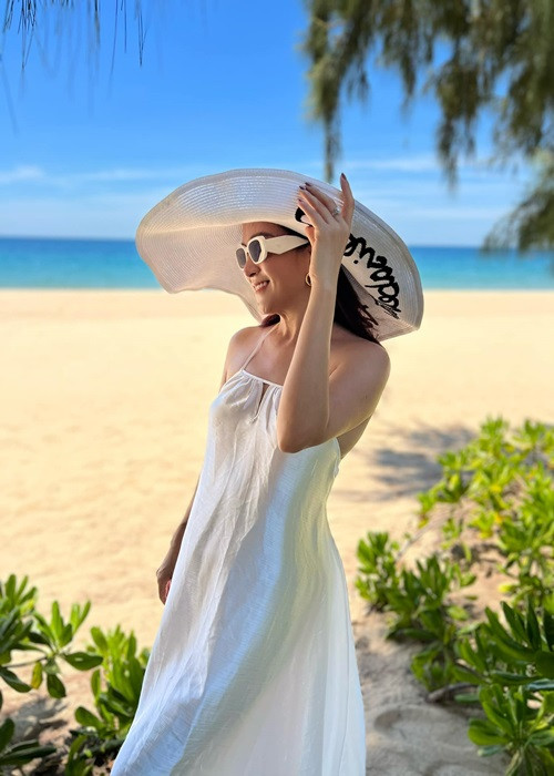 Trên trang cá nhân, doanh nhân Anh Thơ vừa đăng tải hình ảnh trên bãi biển. Bà xã của Bình Minh diện chiếc váy trắng hai dây khoe vai trần gợi cảm.