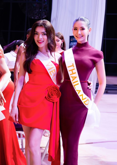 Vẻ ngoài rạng rỡ của đại diện Việt Nam khi đọ sắc cùng thí sinh Thái Lan.