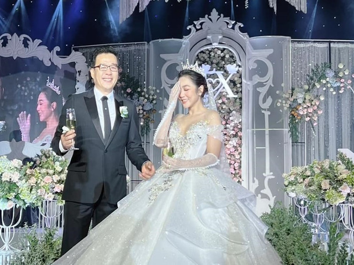 Đầu tháng 5 vừa qua, Hà Thanh Xuân tổ chức hôn lễ với "Vua cá Koi" Thắng Ngô. Sau đám cưới, việc doanh nhân Thắng Ngô từng qua một lần đò trở thành đề tài bàn tán của dư luận. Giữa lùm xùm, vợ chồng Hà Thanh Xuân khóa trang cá nhân. Trên truyền thông, doanh nhân Thắng Ngô liên tục bênh vực vợ mới cưới. "Vua cá Koi" khẳng định anh ly hôn rồi mới yêu Hà Thanh Xuân.