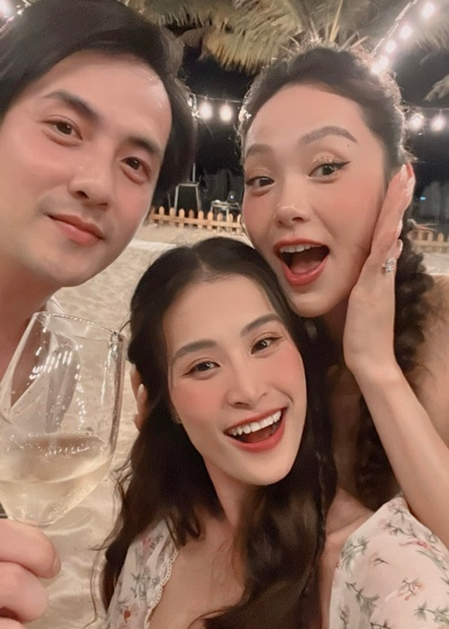 Tối qua (ngày 17/6), Minh Hằng tổ chức tiệc độc thân trên bãi biển. Vợ chồng Đông Nhi - Ông Cao Thắng tham dự bữa tiệc. Ảnh: FB Đông Nhi