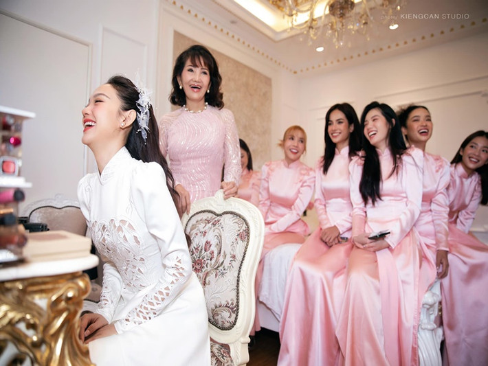 Dàn phù dâu trêu đùa vui Minh Hằng.