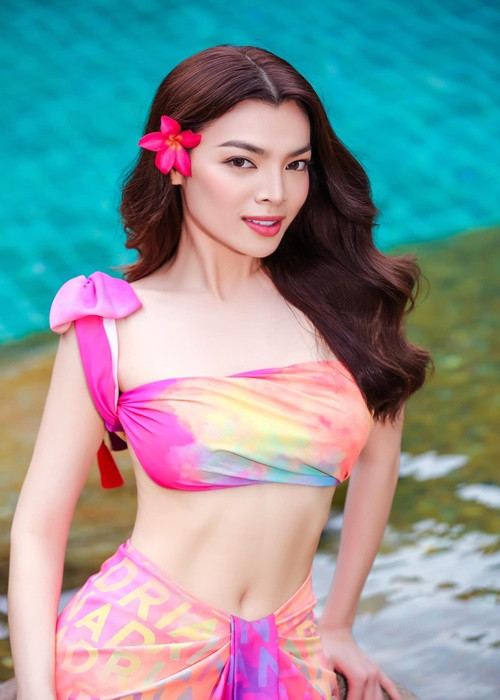 Trước đó, gặp gỡ các thí sinh, Trân Đài cũng mặc táo bạo.