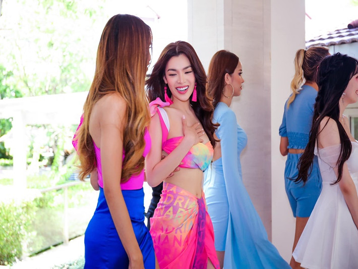 Trân Đài luôn rạng rỡ trước ống kính máy ảnh.