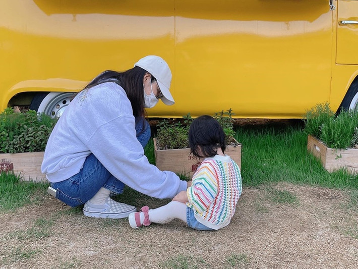 Ngôi sao phim "Bản tình ca mùa đông" từng chia sẻ con gái có khuôn miệng cười rất giống mẹ, chân tay dài. Ảnh: Instagram