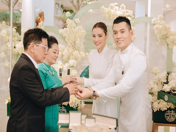 Không chỉ ca sĩ Minh Hằng, nhiều mỹ nhân Việt cũng nhận của hồi môn "khủng". Hồi tháng 4 vừa qua, Phương Trinh Jolie nhận được sính lễ gồm 88 cây vàng, trang sức kim cương 2 tỷ. Ảnh: FBNV