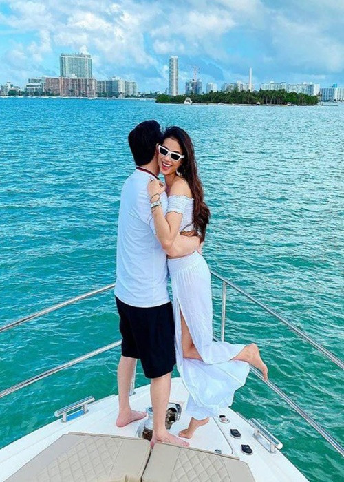 Phạm Hương từng chia sẻ tình yêu của chồng đã giúp cô vượt qua tất cả. "Anh luôn bên cạnh động viên, chia sẻ. Anh thức đêm trông con để tôi có thời gian chợp mắt lấy sức. Anh cũng muốn tôi dành nhiều thời gian bên cạnh con, không làm việc quá sức. Vì vậy, tôi thấy rất thoải mái về tâm lý", cô nói. Ảnh: Instagram