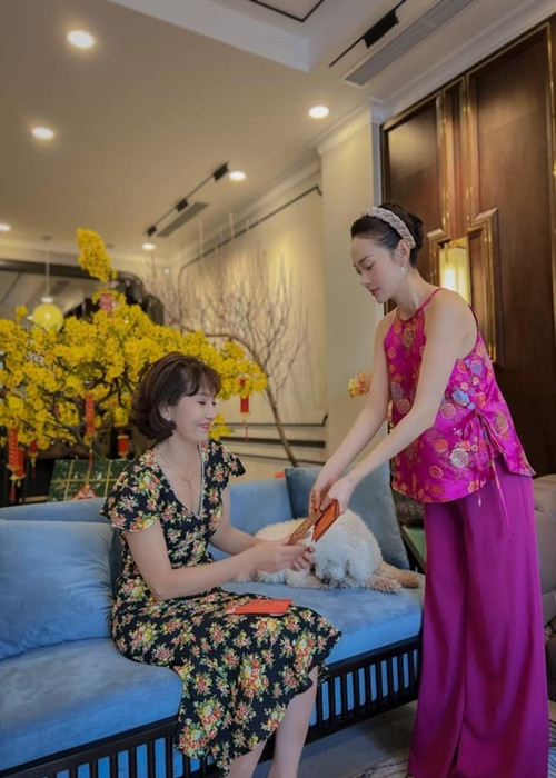 Trong cuộc phỏng vấn với Người đưa tin năm 2012, Minh Hằng cho biết, trước khi làm nghệ thuật, mẹ muốn cô đi du học. Minh Hằng xin mẹ ở lại 2 năm để làm việc và cuối cùng sau 2 năm đó nữ ca sĩ có được thành công nên mẹ đồng ý cho cô ở lại. Ảnh: Phụ nữ Việt Nam