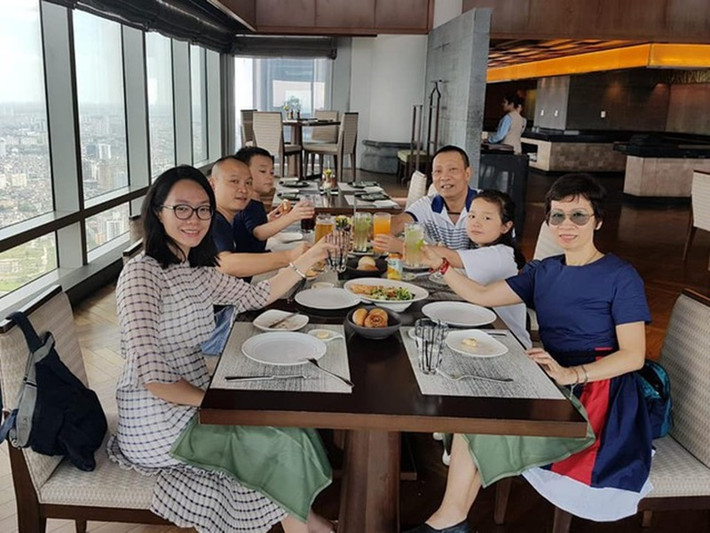 Trong chương trình "Cafe sáng", MC Lại Văn Sâm tiết lộ, hai cháu nội của ông "rất khôn". "Chúng khôn kinh khủng. Tất cả những gì bên ngoài đều được chúng quan sát và đưa ra những nhận xét khiến mình giật bắn", ông nói. Ảnh: Tổ quốc