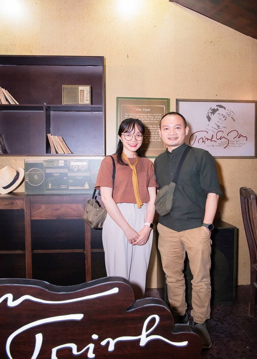 Gần đây, vợ chồng Lại Bắc Hải Đăng sánh đôi bên nhau tại một sự kiện. Đây là lần hiếm hoi con trai của nhà báo Lại Văn Sâm xuất hiện cùng bà xã trước công chúng. Ảnh: Dân Việt