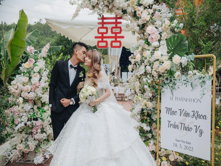 Trong tháng 5 và tháng 6, Mạc Văn Khoa tổ chức lễ gia tiên, đám cưới ở Hải Dương và tiệc cưới ở TP HCM.