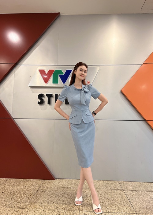 Mới đây, nữ diễn viên Hương Giang khoe loạt ảnh hậu trường quay chương trình. Đi kèm với đó, tình cũ của Đình Tú viết: "Đừng tiết kiệm nụ cười ngay cả khi buồn. Vì lỡ đâu có ai đó sẽ thích bạn ngay bởi nụ cười".