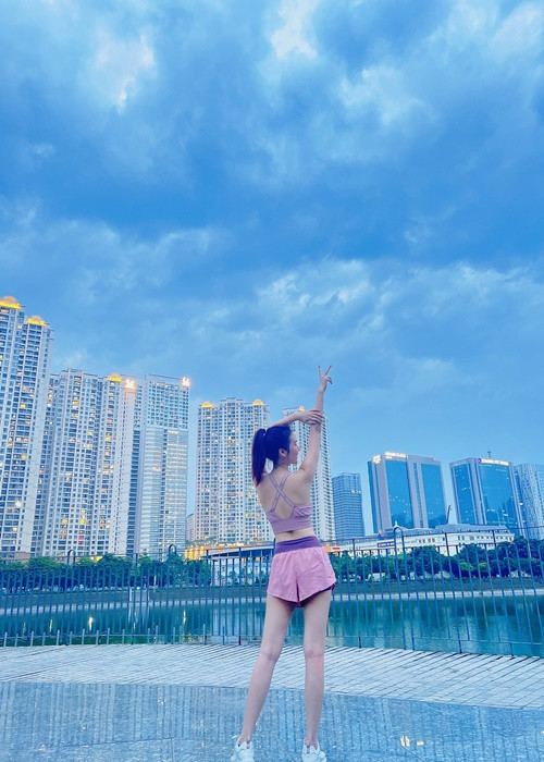 Gần đây, Mận của phim "Cô gái nhà người ta" chăm "thả thính". Ít ngày trước, cô chia sẻ hình ảnh tập luyện thể thao kèm chú thích: "Bình minh ơi dậy chưa? Cho em order một bát phở bò vào lòng anh".