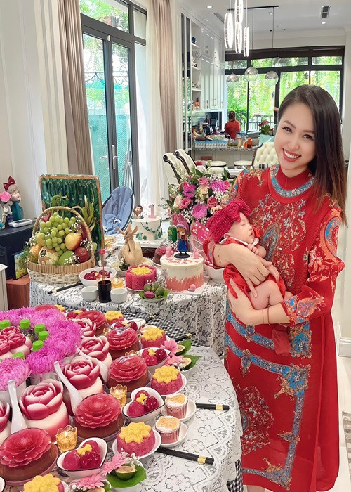 Trên trang cá nhân, MC Vân Hugo vừa đăng tải hình ảnh tiệc đầy tháng của con gái Bình An.