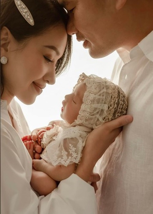 Nữ MC khoe khoảnh khắc bên chồng và con gái.
