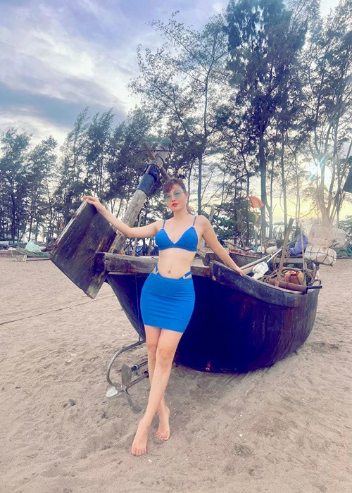 Nữ diễn viên phim "Quỳnh búp bê" phô diễn đường cong quyến rũ đến "nghẹt thở" trong trang phục áo tắm.
