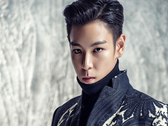 Tháng 6/2017, thông tin ca sĩ T.O.P (Big Bang) bị điều tra vì hành vi hút cần sa với thực tập sinh tại nhà riêng gây xôn xao dư luận. Sau đó, nam ca sĩ thừa nhận đã sử dụng cần sa 4 lần từ tháng 10/2016. Thành viên Big Bang cuối cùng nhận án 2 năm quản chế về hành vi sử dụng cần sa và 10 tháng tù nếu vi phạm lần hai. Ảnh: Koreaboo
