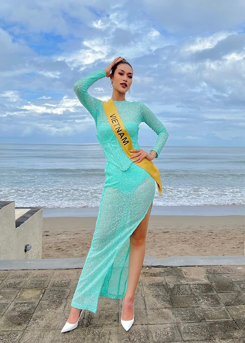 Louis Huy Đặng - stylist cho Thiên Ân chia sẻ trên Zing, phong cách của đại diện Việt Nam vẫn giữ nét gợi cảm nhưng thiên về hướng nữ tính và ngọt ngào hơn. Theo stylist này, vì cuộc thi năm nay diễn ra ở Bali (Indonesia) nên anh tiết chế khoảng hở trang phục cho phù hợp. Ngoài ra, anh muốn che khuyết điểm cho Thiên Ân. “Nếu Ân mặc những bộ cut-out như Tiên năm ngoái, cô sẽ dễ bị lộ khuyết điểm. Do đó, trang phục năm nay thường cut-out ở eo. Eo của Ân rất đẹp và nó giúp cô ấy trông gầy hơn”, Louis Huy Đặng cho hay. Ảnh: FBNV