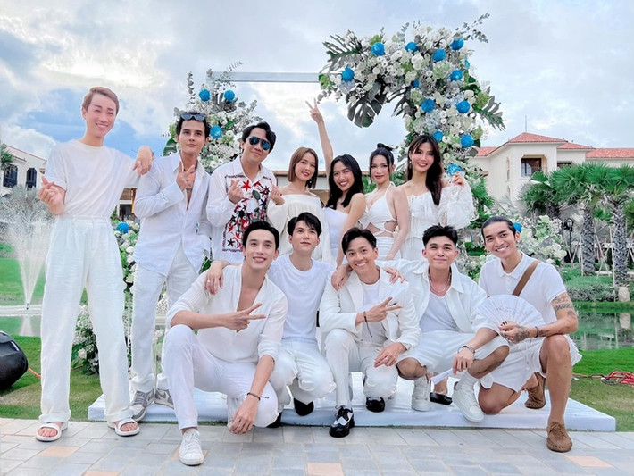 Chiều tối ngày cưới, Diệu Nhi thông qua loa khách sạn đánh thức khách mời bằng một đoạn của ca khúc "Thuyền hoa". Ảnh: Arttimes