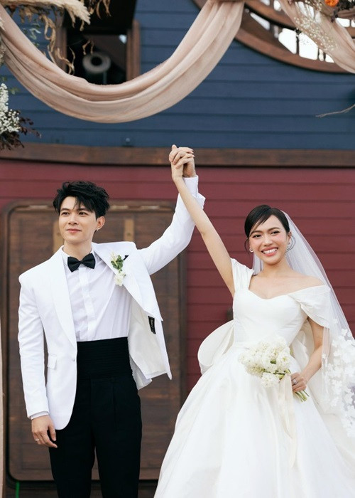 Đám cưới Diệu Nhi - Anh Tú diễn ra vào ngày 10/10. Cả hai được mệnh danh là cặp đôi “thánh lầy” nên hôn lễ của hai người này có nhiều điều độc lạ. Ảnh: Tiền Phong