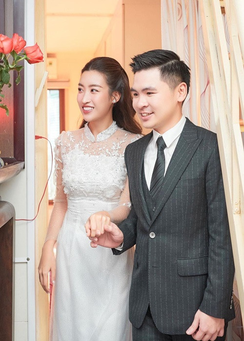 Đỗ Mỹ Linh - Đỗ Vinh Quang vừa tổ chức lễ ăn hỏi vào chiều ngày 17/10. Chú rể có gia thế “khủng”. Đỗ Vinh Quang là con trai của bầu Hiển. Anh hiện là Phó Chủ tịch Hội đồng quản trị tập đoàn T&T Group, đồng thời là Chủ tịch Câu lạc bộ bóng đá Hà Nội. Ảnh: Tiền Phong