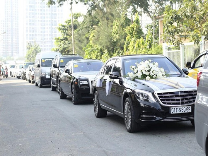 Trong lễ ăn hỏi của Bảo Thy, đoàn xe rước dâu của chú rể Phan Lĩnh gồm nhiều thương hiệu nổi tiếng như Rolls-Royce, Maybach...Ảnh: Zing