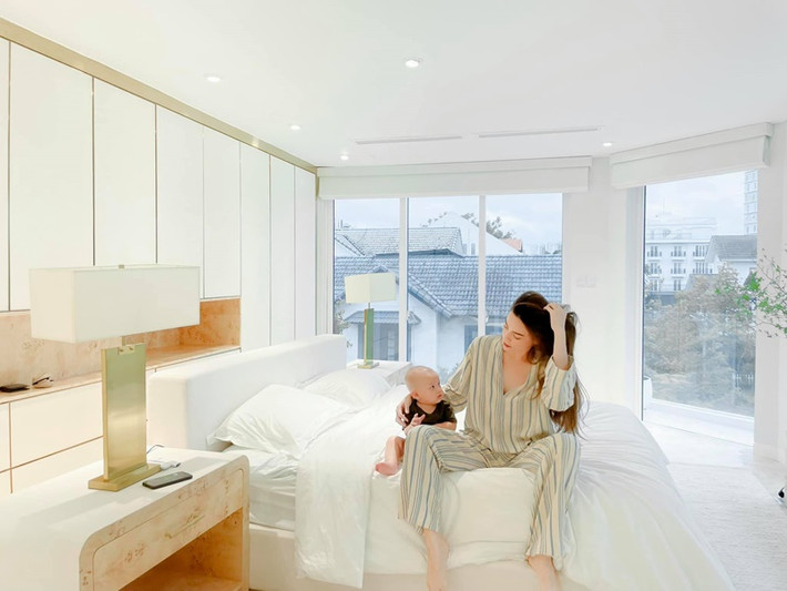 Hồ Ngọc Hà từng chia sẻ hình ảnh phòng ngủ mang tông trắng.