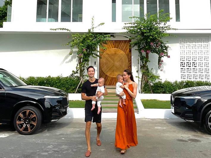 Theo Lao động, mới đây, phòng Cảnh sát hình sự Công an TP HCM phối hợp với Công an TP. Thủ Đức điều tra xác minh và phát hiện nhiều đồ đạc trong căn biệt thự của Hồ Ngọc Hà ở trên đường Nguyễn Văn Hưởng, phường Thảo Điền bị xáo trộn. Người thân của nữ ca sĩ đã trình báo số tài sản bị mất gồm 20 lượng vàng, 100.000 USD và một số trang sức đắt tiền khác.