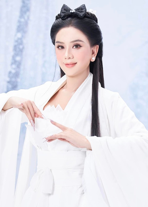 Cách đây 9 năm, nữ ca sĩ vào vai Tiểu Long Nữ trong MV "Mộng liêu trai".