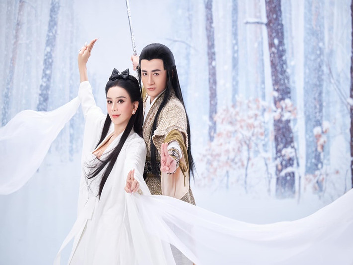Trên trang cá nhân, Lâm Khánh Chi vừa đăng tải bộ ảnh hóa thân Tiểu Long Nữ bên Song Duy.