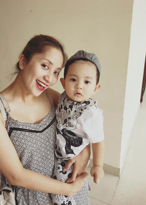 Khánh Thi chia sẻ hình ảnh chụp cùng con trai "Tại sao Ba lại làm thợ chụp hình".