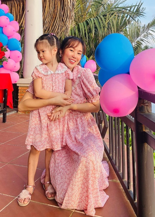 Mới đây, để giải đáp câu hỏi của nhiều bạn bè về tên thật của con gái, Lê Phương cho biết, bé Bông tên thật là Phạm Hương.