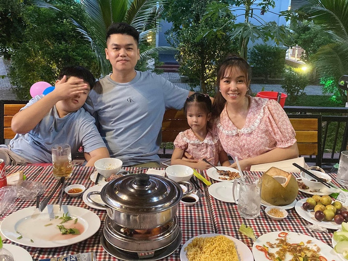 Lê Phương hạnh phúc vì có con gái để mặc đồ đôi, để tối nằm tâm sự với nhau đủ thứ trên đời.